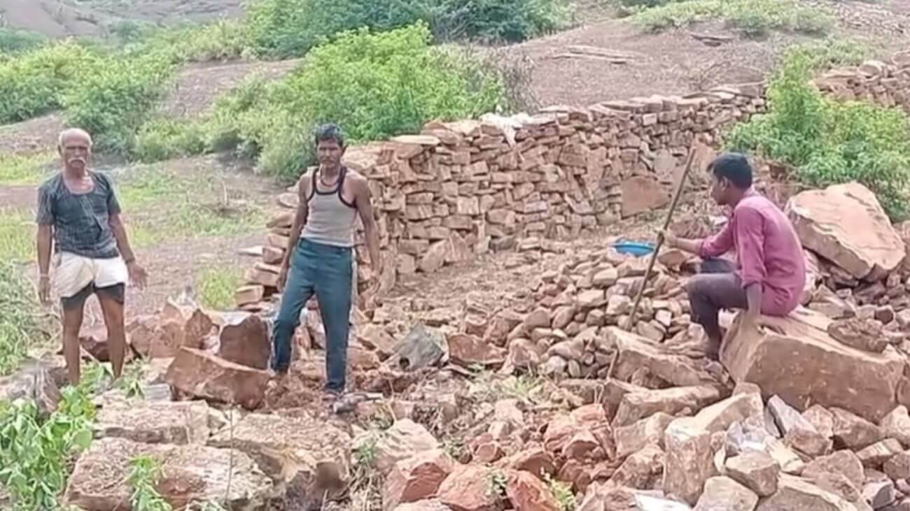 Neemuch Encroachment Action: श्मशान भूमि से हटाया गया अवैध कब्जा, प्रशासन ने जेसीबी चलाकर ध्वस्त किया निर्माण