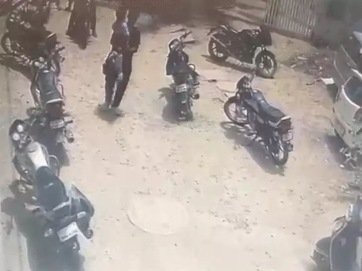 Morena Child Kidnap: स्कूल की छुट्टी के बाद 4 साल के मासूम का अपहरण, गोद में उठाकर स्कूटी से ले गए बदमाश, CCTV में कैद वारदात